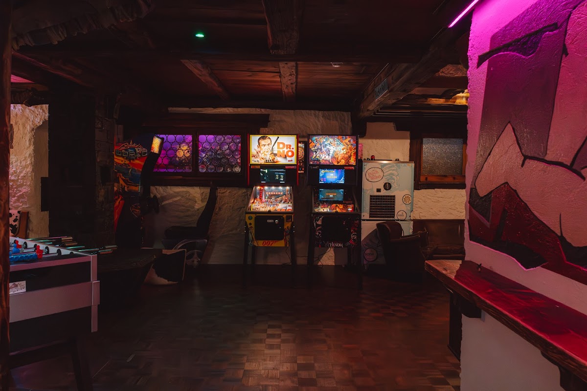 Arcade & pinball machines